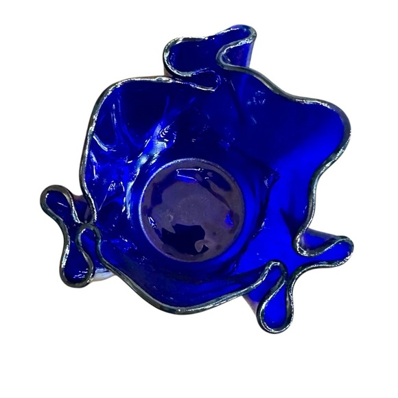 Hand-Blown Ultramarine Lotus Handkerchief Glass Vase - Picture 11 of 16
